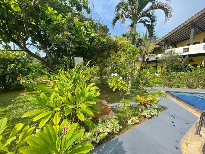 Solomon Beach Hotel Marawila Exterior photo