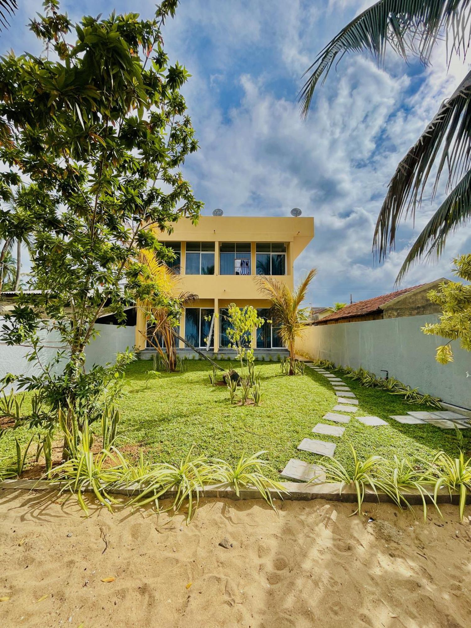 Solomon Beach Hotel Marawila Exterior photo