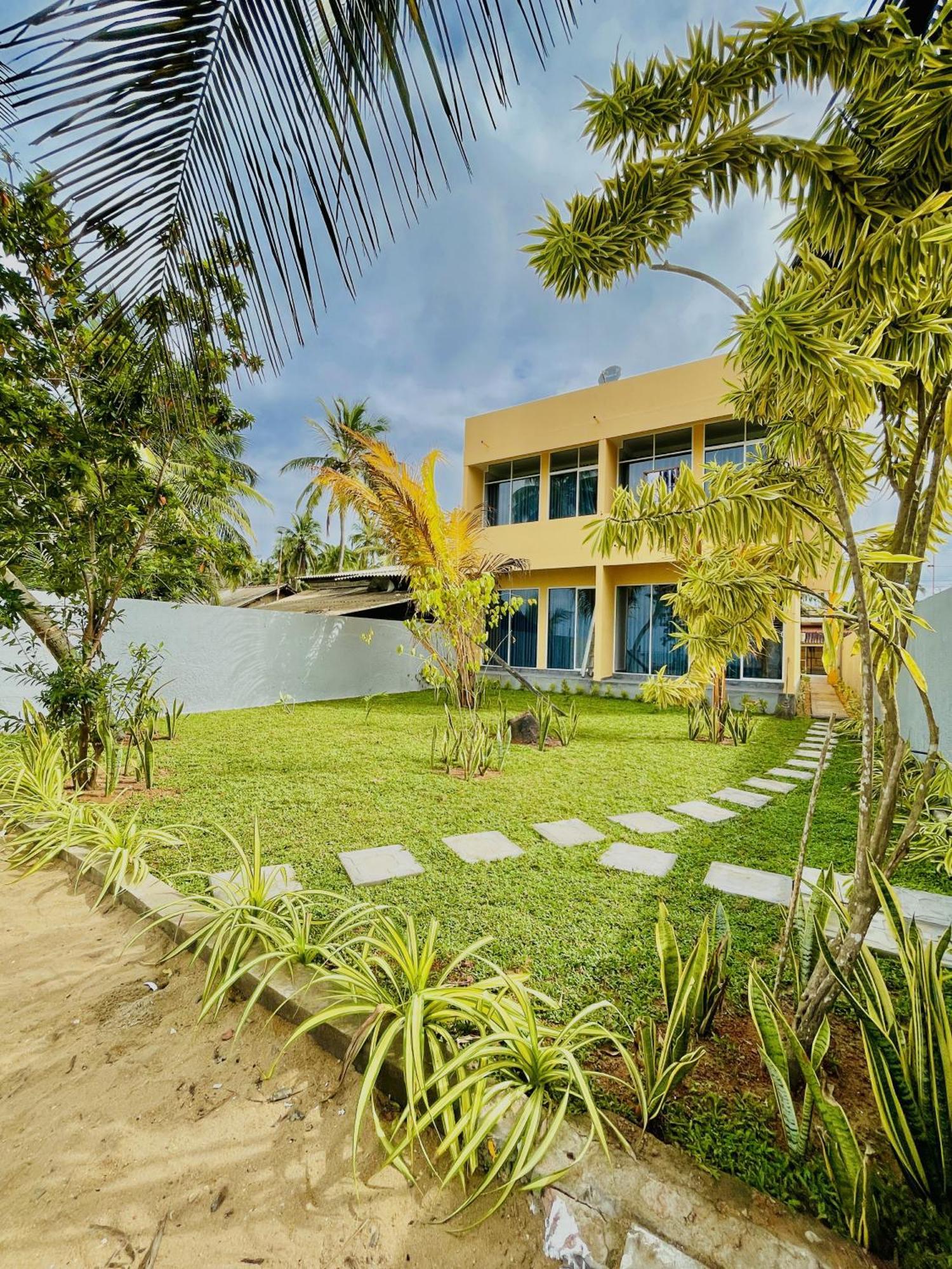 Solomon Beach Hotel Marawila Exterior photo