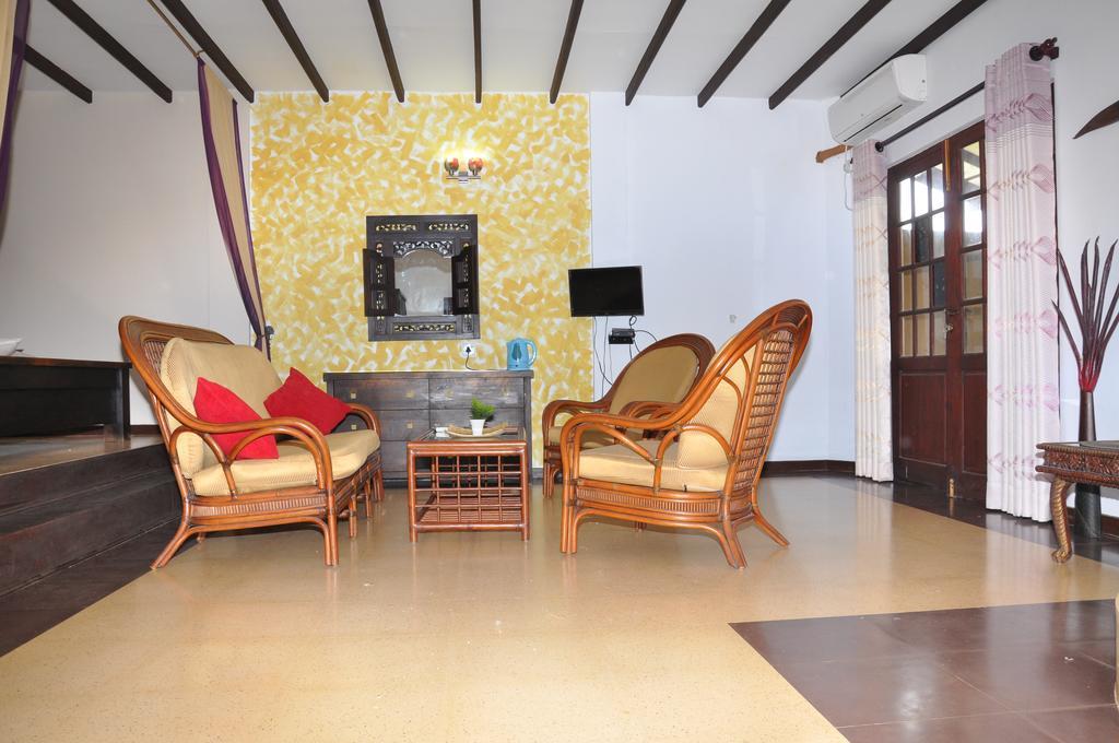 Solomon Beach Hotel Marawila Exterior photo