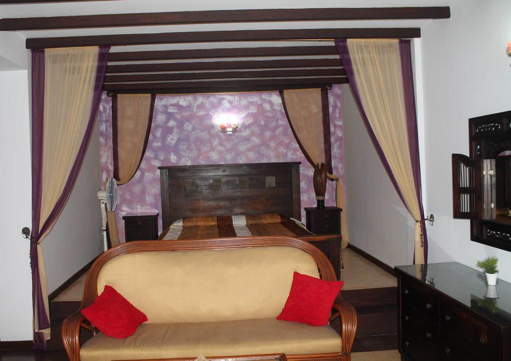 Solomon Beach Hotel Marawila Exterior photo